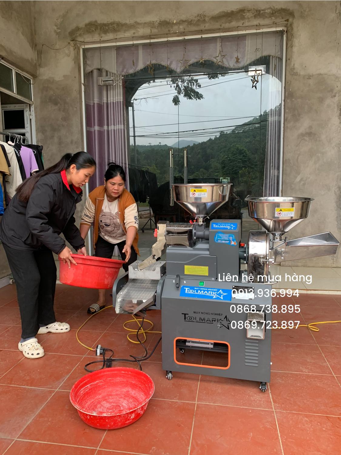 Khách hàng nhận máy TM01 tại Bình Định