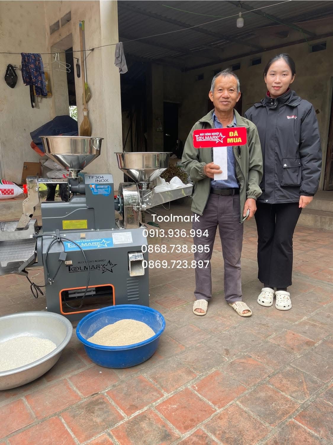 Khách hàng nhận máy TM01 tại Quảng Bình