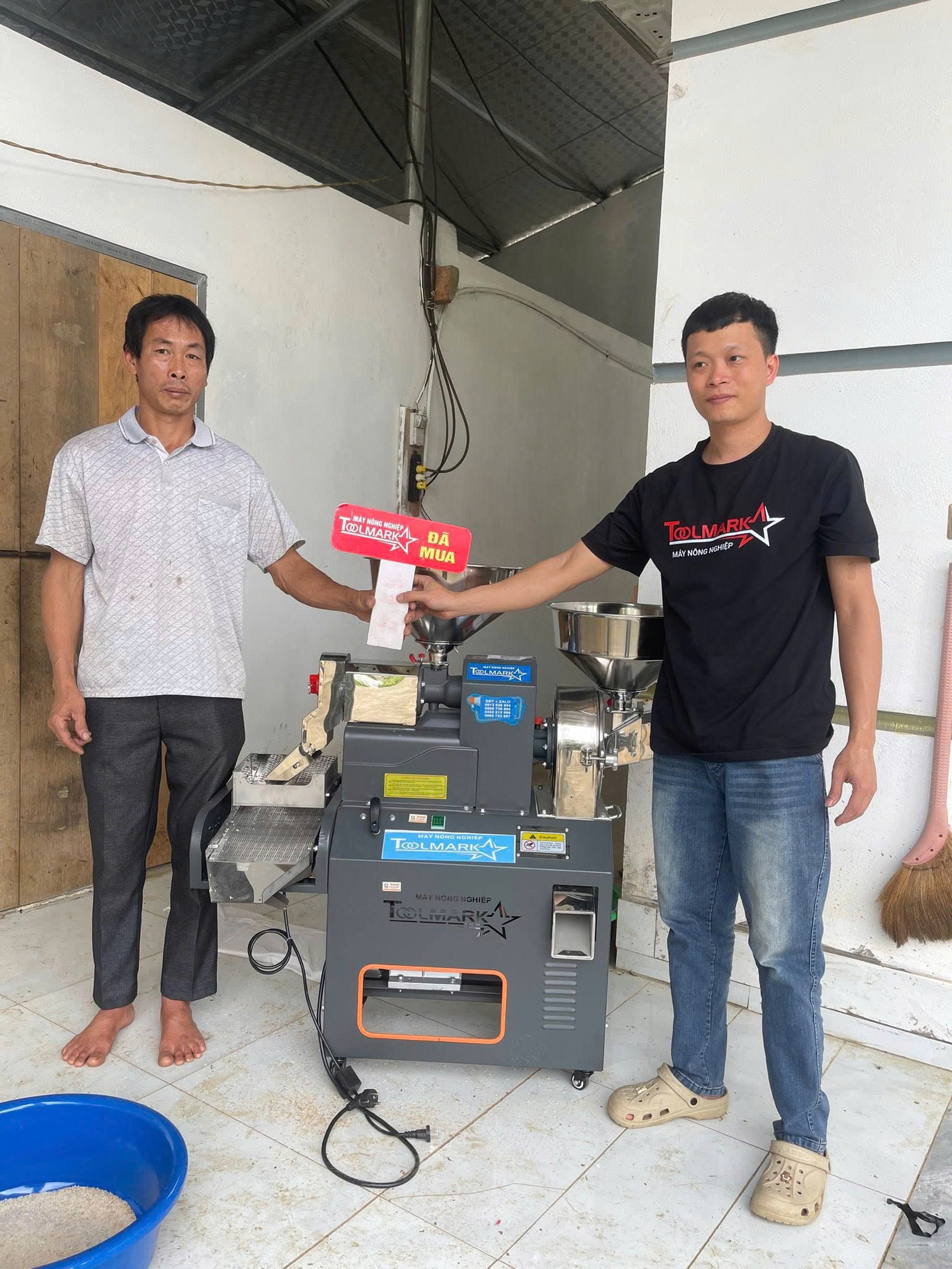 Khách hàng nhận máy TM01 tại Hoà Bình
